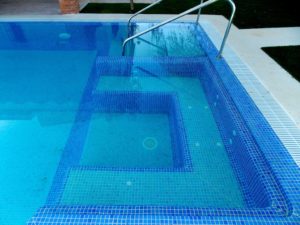 piscina con bancos de obra en Granada