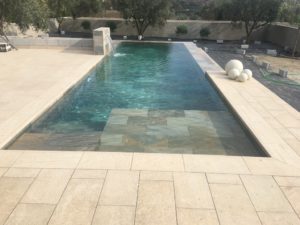 piscina de diseño con cascada en Granada