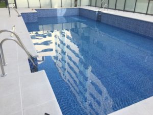 piscina grande con liner en Granada
