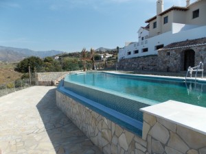 Piscina desbordante en Granada con infinity pool
