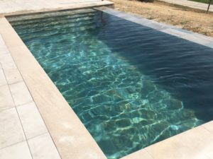 piscina con escalones de obra completos en Granada
